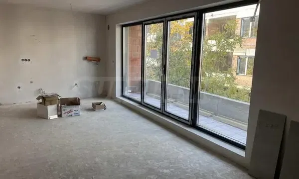 Σαλόνι; ξύλινο πάτωμα, φυσικό φως, μοντέρνο στυλ, ψηλά ταβάνια