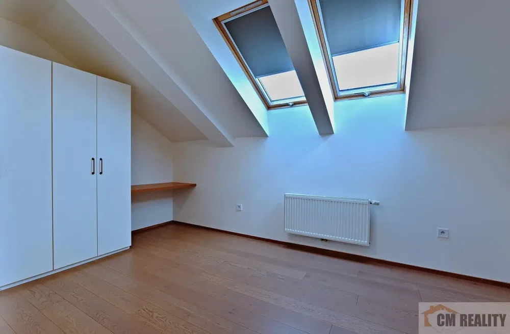 Σαλόνι; ξύλινο πάτωμα, φυσικό φως, μοντέρνο στυλ, ψηλά ταβάνια