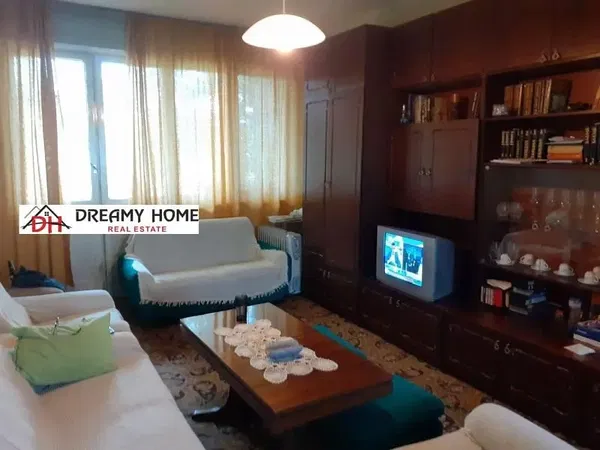 Κουζίνα; συσκευές κουζίνας, ξύλινο πάτωμα, φυσικό φως, μοντέρνο στυλ, ανακαινισμένο