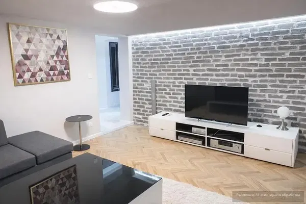 Σαλόνι; ξύλινο πάτωμα, φυσικό φως, μοντέρνο στυλ, ψηλά ταβάνια