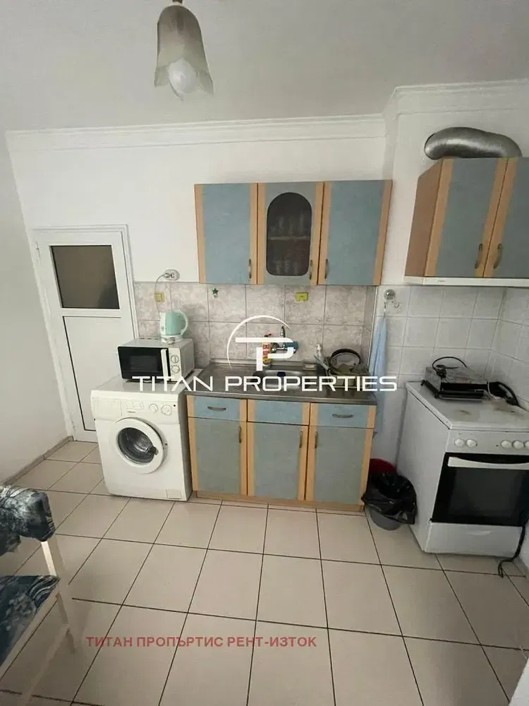 Κουζίνα; συσκευές κουζίνας, ξύλινο πάτωμα, φυσικό φως, μοντέρνο στυλ, ανακαινισμένο