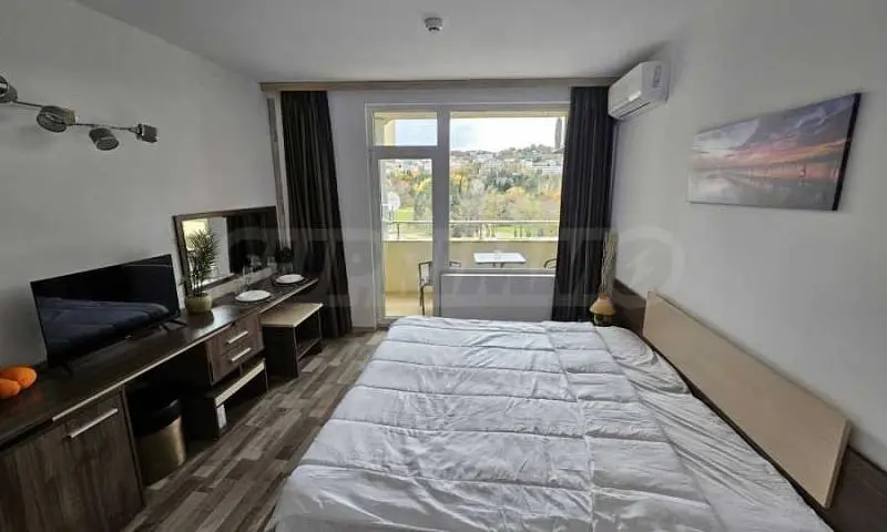 Σαλόνι; ξύλινο πάτωμα, φυσικό φως, μοντέρνο στυλ, ψηλά ταβάνια