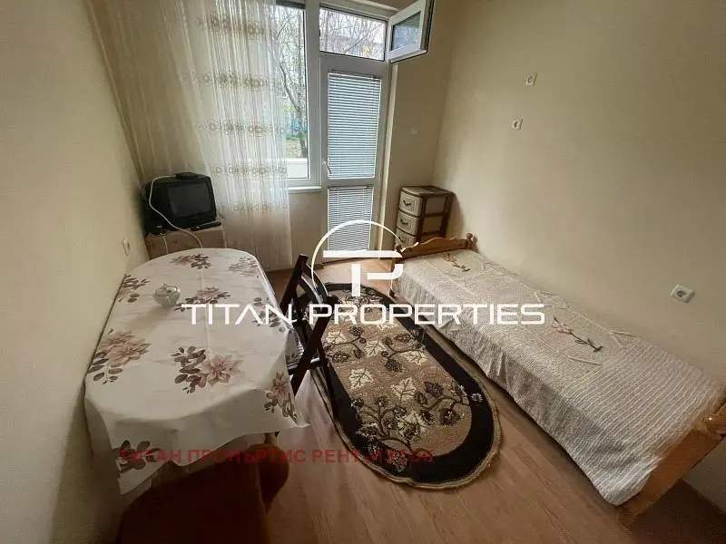 Σαλόνι; ξύλινο πάτωμα, φυσικό φως, μοντέρνο στυλ, ψηλά ταβάνια