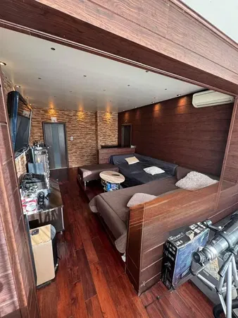 Κουζίνα; συσκευές κουζίνας, ξύλινο πάτωμα, φυσικό φως, μοντέρνο στυλ, ανακαινισμένο