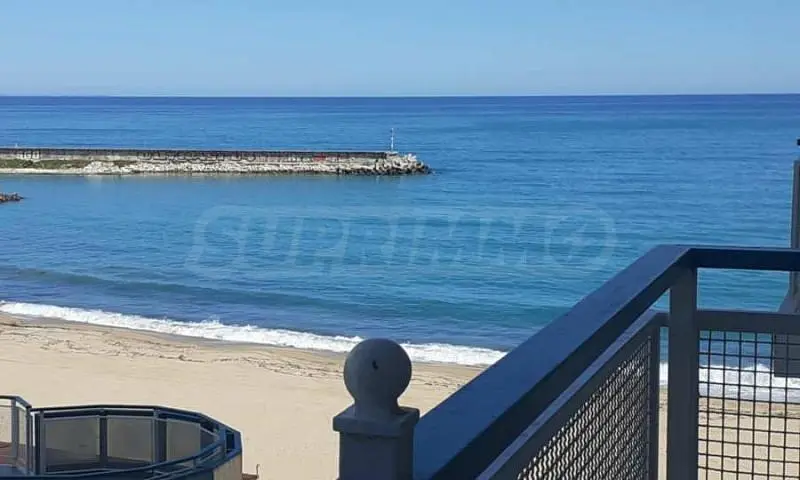 Σαλόνι; ξύλινο πάτωμα, φυσικό φως, μοντέρνο στυλ, ψηλά ταβάνια