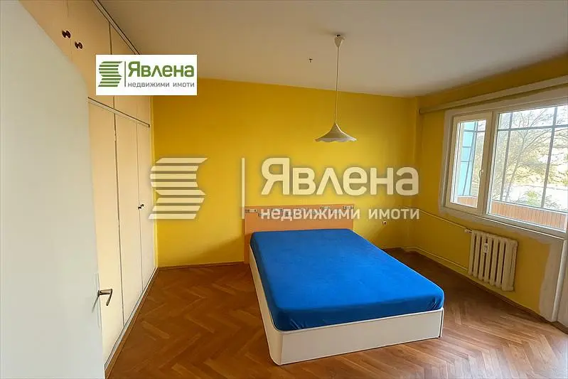 Σαλόνι; ξύλινο πάτωμα, φυσικό φως, μοντέρνο στυλ, ψηλά ταβάνια