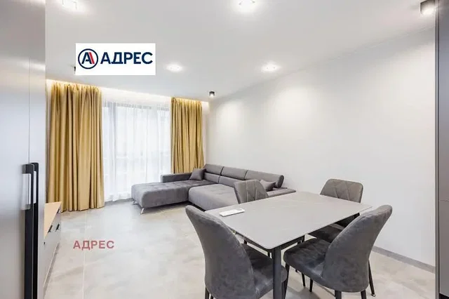 Salón; suelo de madera, luz natural, estilo moderno, techos altos