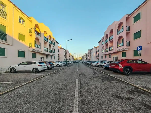 Obývačka; drevená podlaha, prirodzené svetlo, moderný štýl, vysoké stropy