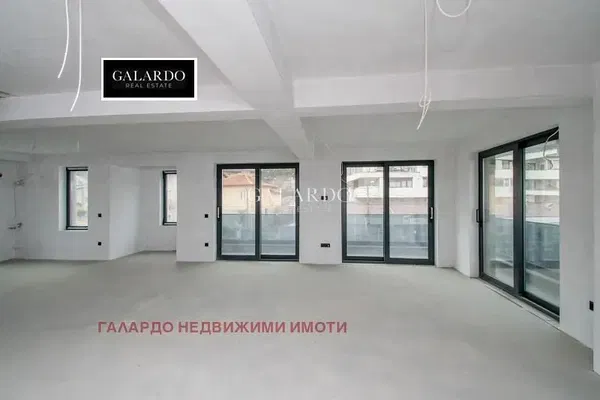 Кухиња; кухињски апарати, дрвени под, природно светло, модерни стил, реновиран