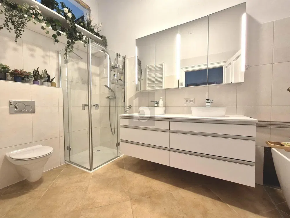 غرفة معيشة; أرضية خشبية, ضوء طبيعي, أسلوب عصري, أسقف عالية