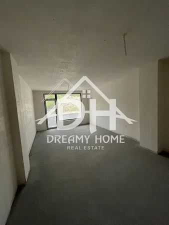 Σαλόνι; ξύλινο πάτωμα, φυσικό φως, μοντέρνο στυλ, ψηλά ταβάνια