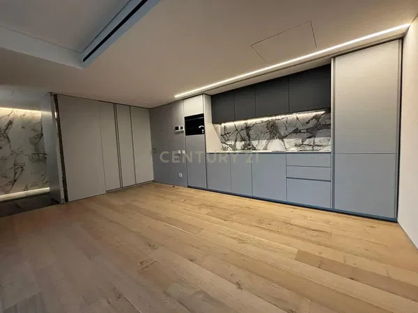 Cucina; elettrodomestici, pavimento in legno, luce naturale, stile moderno, ristrutturato