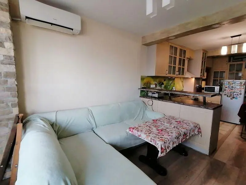 Κουζίνα; συσκευές κουζίνας, ξύλινο πάτωμα, φυσικό φως, μοντέρνο στυλ, ανακαινισμένο