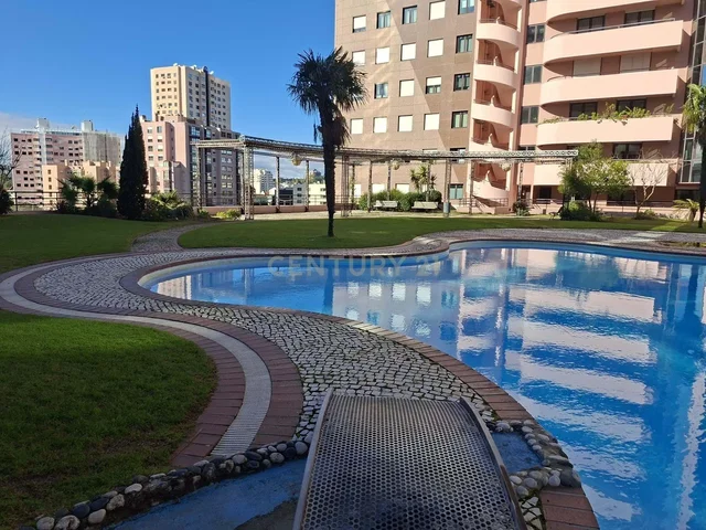 مطبخ; أجهزة المطبخ, أرضية خشبية, ضوء طبيعي, أسلوب عصري, مجدد