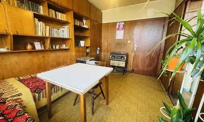 Σαλόνι; ξύλινο πάτωμα, φυσικό φως, μοντέρνο στυλ, ψηλά ταβάνια