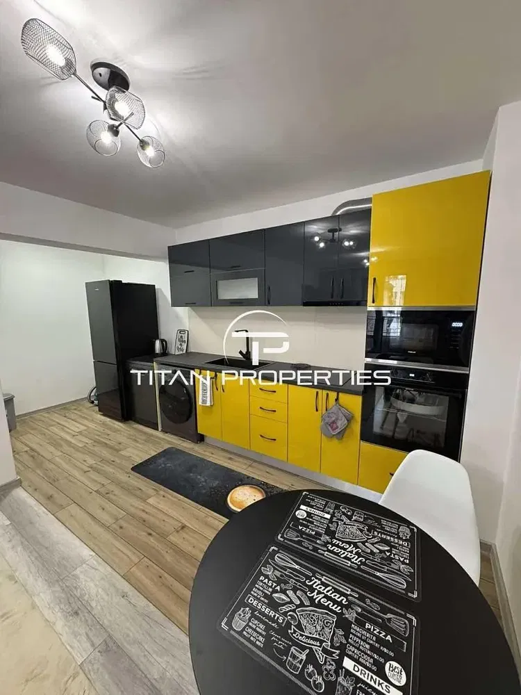 Σαλόνι; ξύλινο πάτωμα, φυσικό φως, μοντέρνο στυλ, ψηλά ταβάνια