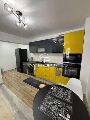 Σαλόνι; ξύλινο πάτωμα, φυσικό φως, μοντέρνο στυλ, ψηλά ταβάνια