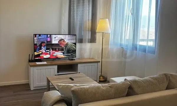 Σαλόνι; ξύλινο πάτωμα, φυσικό φως, μοντέρνο στυλ, ψηλά ταβάνια