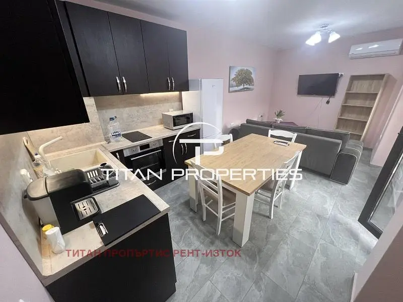 Σαλόνι; ξύλινο πάτωμα, φυσικό φως, μοντέρνο στυλ, ψηλά ταβάνια