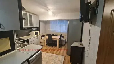 Κουζίνα; συσκευές κουζίνας, ξύλινο πάτωμα, φυσικό φως, μοντέρνο στυλ