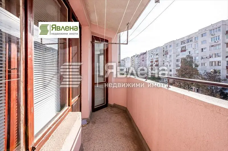 Σαλόνι; ξύλινο πάτωμα, φυσικό φως, μοντέρνο στυλ, ψηλά ταβάνια