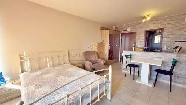 Σαλόνι; ξύλινο πάτωμα, φυσικό φως, μοντέρνο στυλ, ψηλά ταβάνια