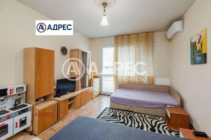 Σαλόνι; ξύλινο πάτωμα, φυσικό φως, μοντέρνο στυλ, ψηλά ταβάνια