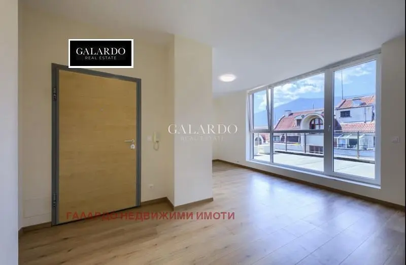 Σαλόνι; ξύλινο πάτωμα, φυσικό φως, μοντέρνο στυλ, ψηλά ταβάνια