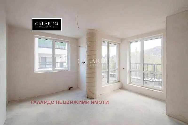 Σαλόνι; ξύλινο πάτωμα, φυσικό φως, μοντέρνο στυλ, ψηλά ταβάνια