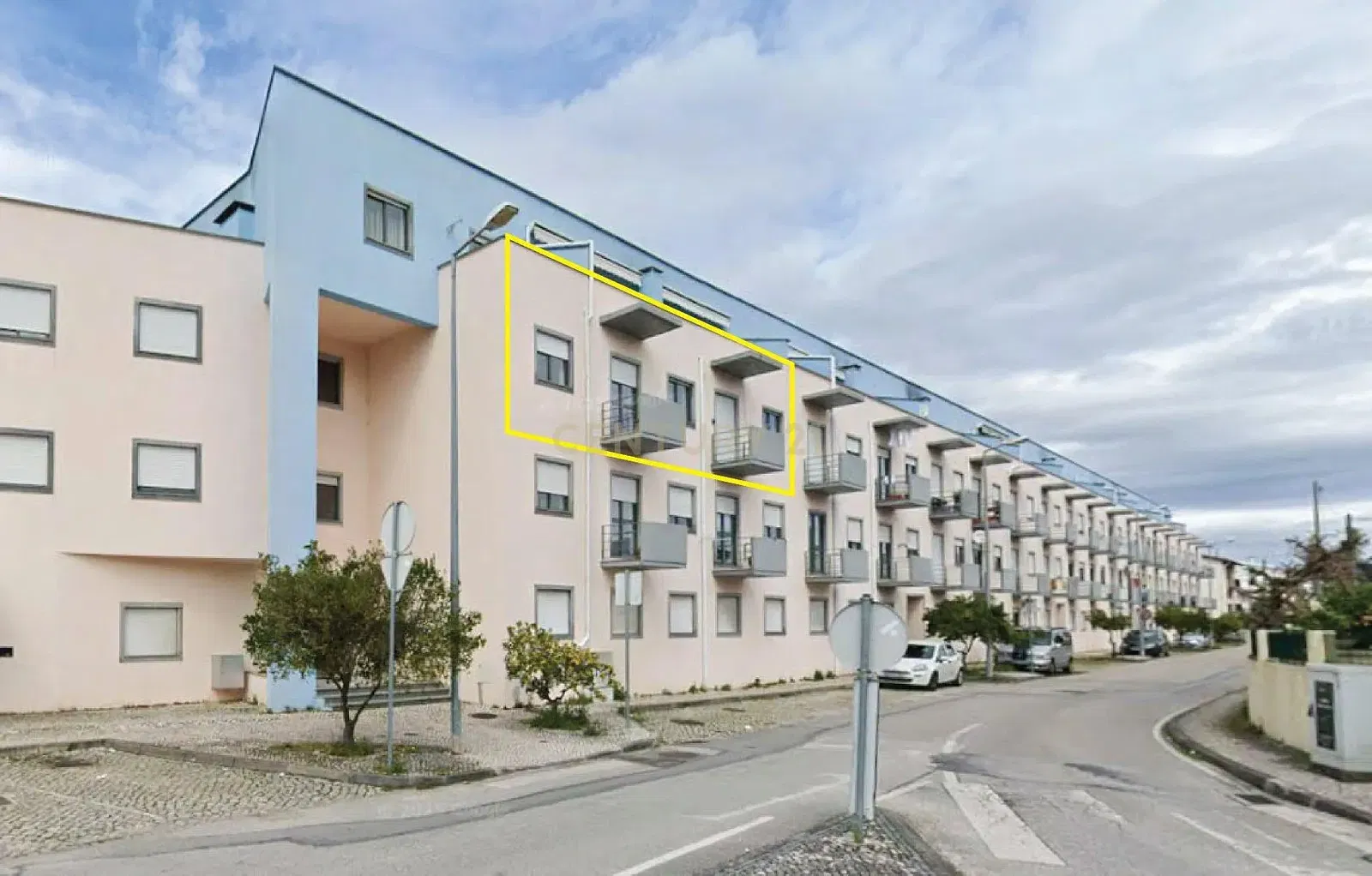 Sala de estar; chão de madeira, luz natural, estilo moderno, teto alto