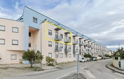 Sala de estar; chão de madeira, luz natural, estilo moderno, teto alto