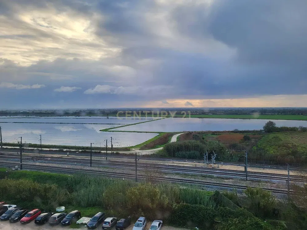 Кухиња; кухињски апарати, дрвени под, природно светло, модерни стил, реновиран