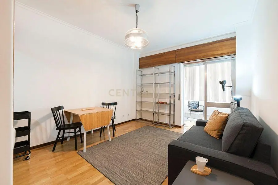 Salon; parquet, lumière naturelle, style moderne, hauteur sous plafond