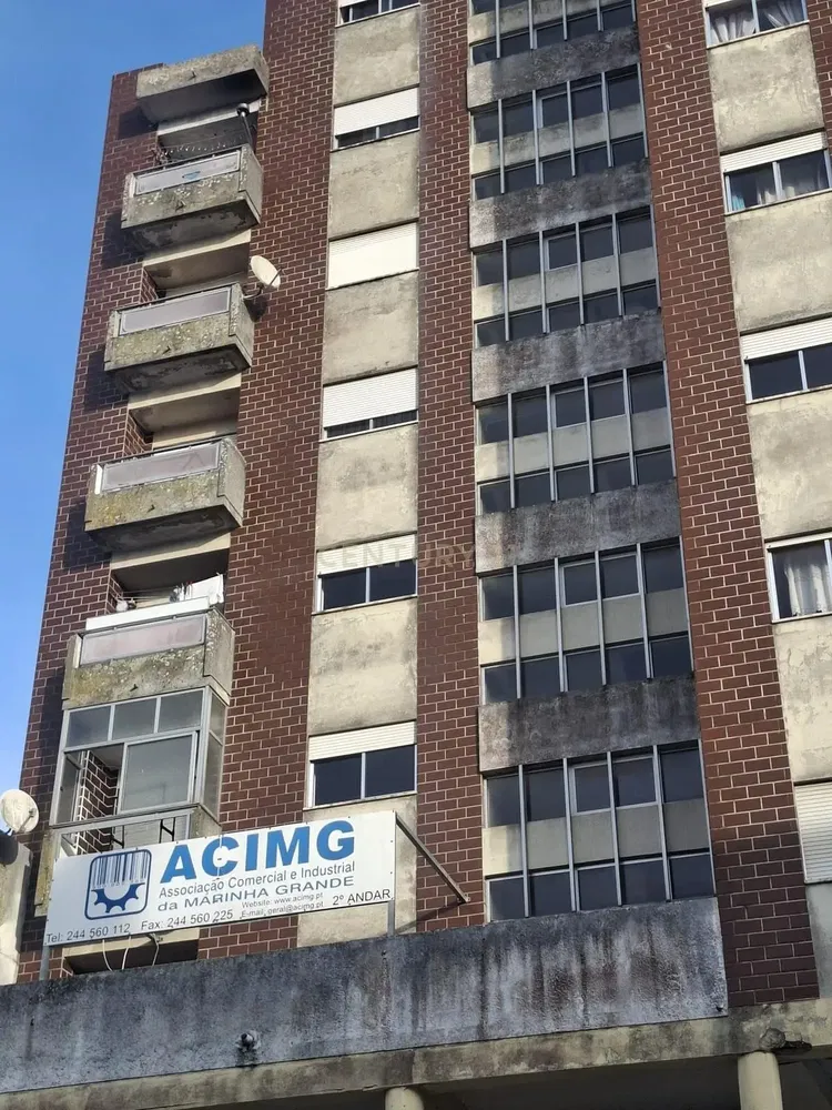 Salon; parquet, lumière naturelle, style moderne, hauteur sous plafond