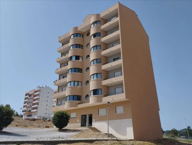 Wohnzimmer; holzboden, tageslicht, moderner stil, hohe decken