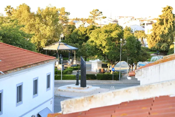 Cocina; electrodomésticos, suelo de madera, luz natural, estilo moderno, renovado