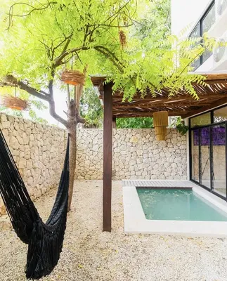 Keuken; keukenapparatuur, houten vloer, natuurlijk licht, moderne stijl, gerenoveerd