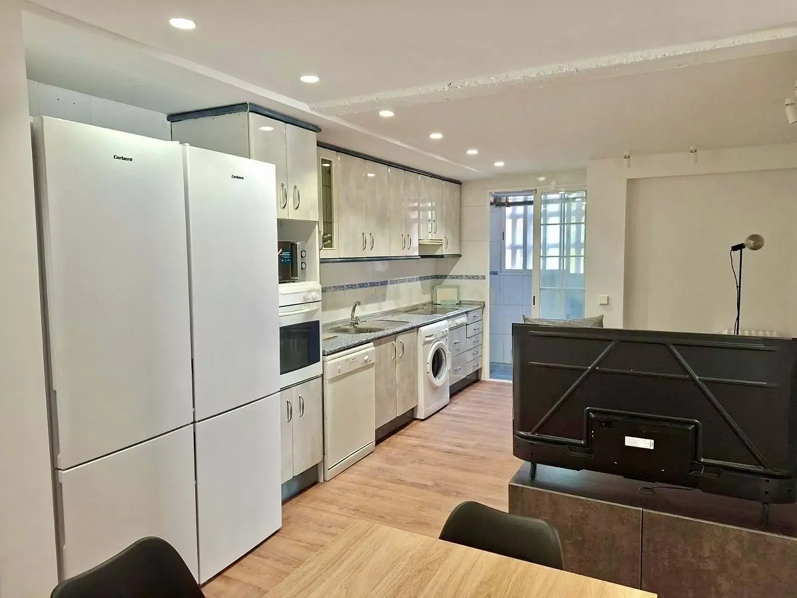 Living room; wood floor, natural light, modern style, high ceiling