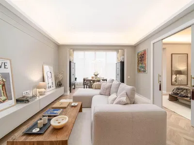 Salón; suelo de madera, luz natural, estilo moderno, techos altos