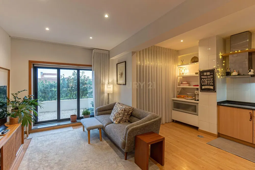 Living room; wood floor, natural light, modern style, high ceiling