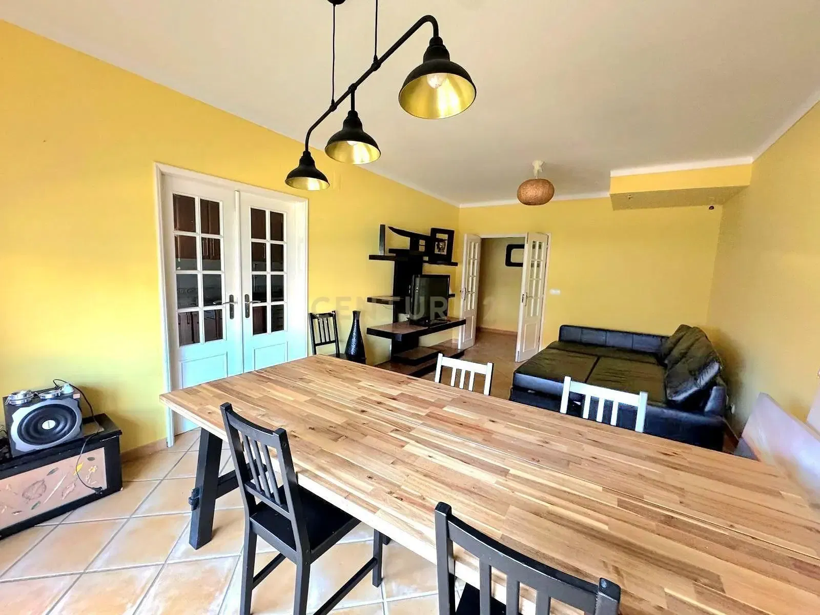 Salon; parquet, lumière naturelle, style moderne, hauteur sous plafond