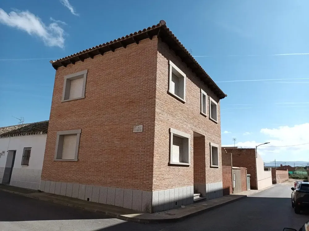 Salon; parquet, lumière naturelle, style moderne, hauteur sous plafond