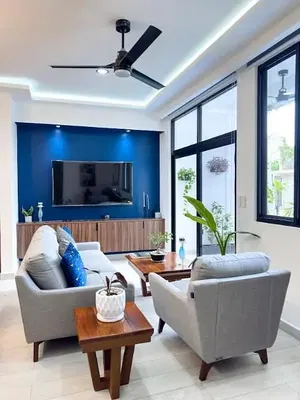 Salon; parquet, lumière naturelle, style moderne, hauteur sous plafond