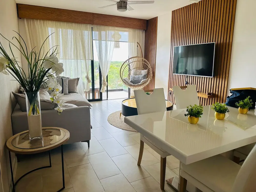 Woonkamer; houten vloer, natuurlijk licht, moderne stijl, hoge plafonds