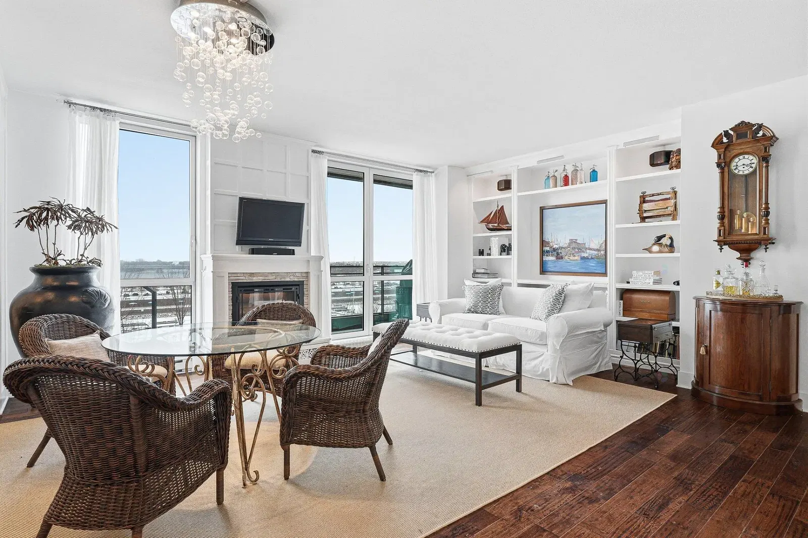 Oturma odası; ahşap zemin, doğal ışık, modern stil, yüksek tavan