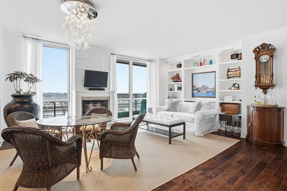 Oturma odası; ahşap zemin, doğal ışık, modern stil, yüksek tavan