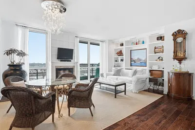 Oturma odası; ahşap zemin, doğal ışık, modern stil, yüksek tavan