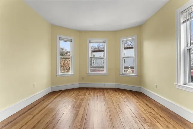 Wohnzimmer; holzboden, tageslicht, moderner stil, hohe decken