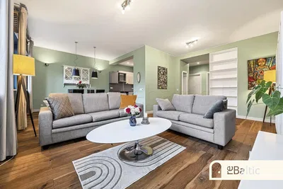 Wohnzimmer; holzboden, tageslicht, moderner stil, hohe decken