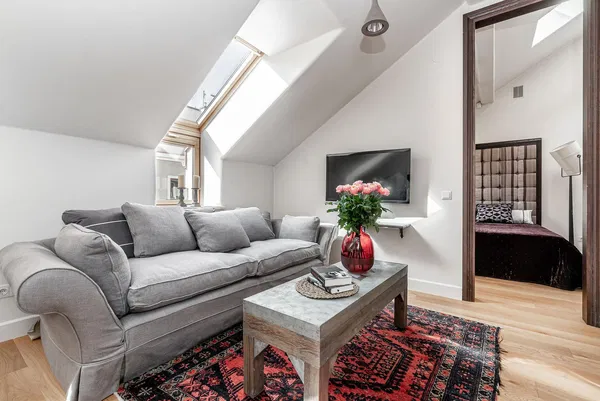 Salon; parquet, lumière naturelle, style moderne, hauteur sous plafond